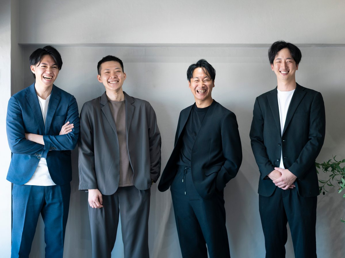 4名のメンバーが並ぶ様子